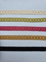 Samples van lampenkapmaterialen, band, folies, franje en meer